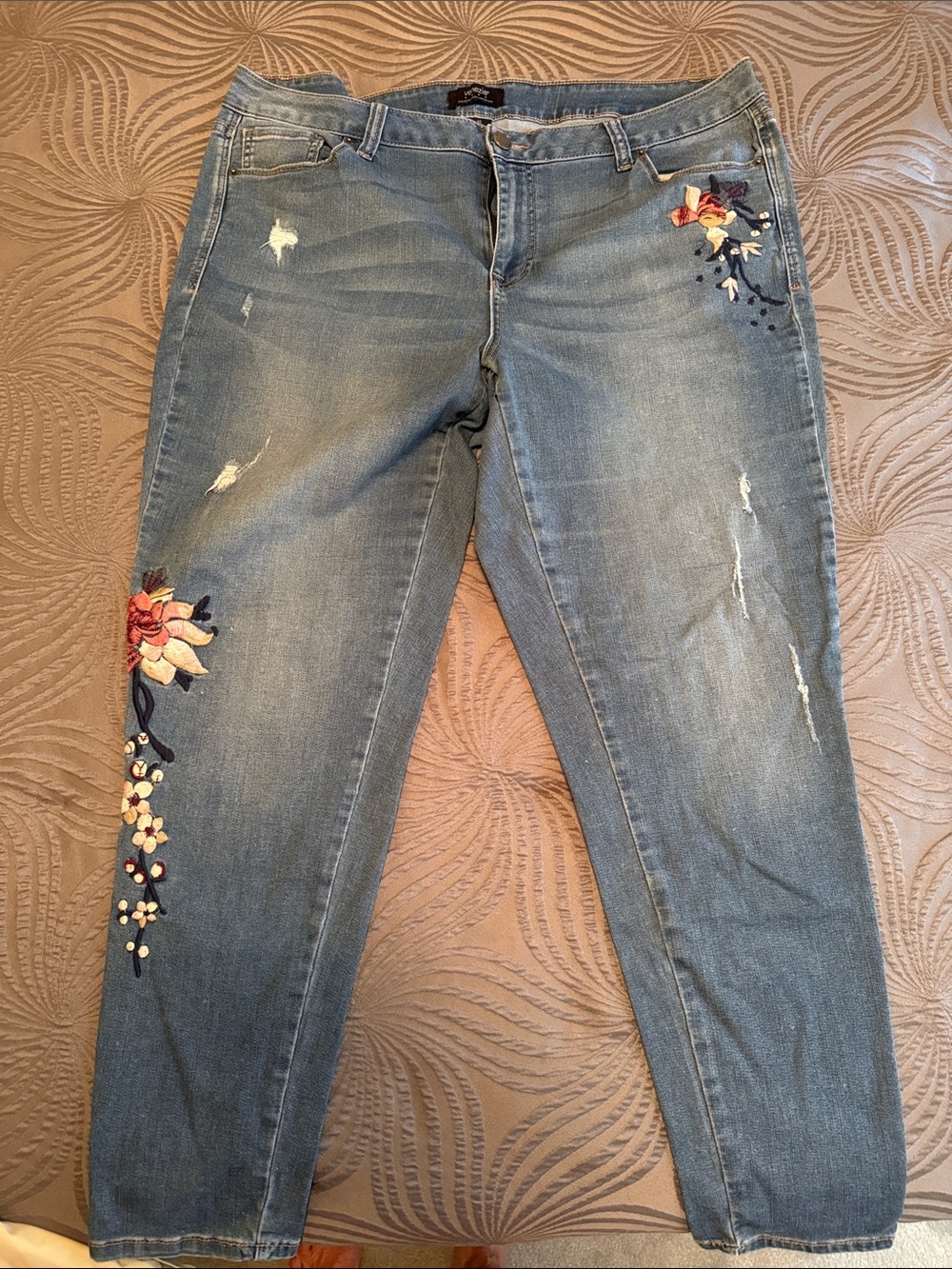 Light Blue Floral Embroidered Skinny Jeans for Women - Picture 2 of 6